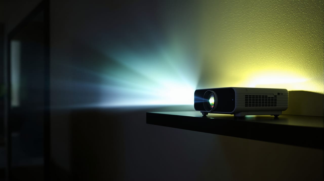 Heimkino-Beamer projiziert an eine Wand im abgedunkelten Wohnzimmer