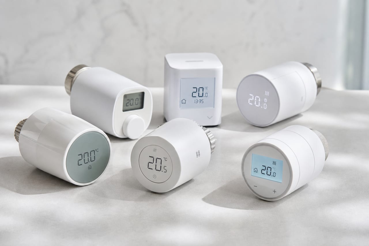 Smartes Heizkörperthermostat an einem Heizkörper unter einem Fenster