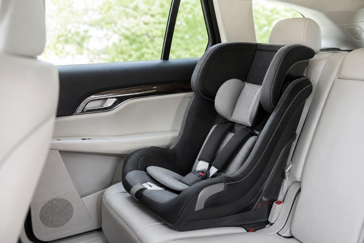 Auto-Kindersitz mit Isofix-Befestigung auf der Rückbank eines Autos