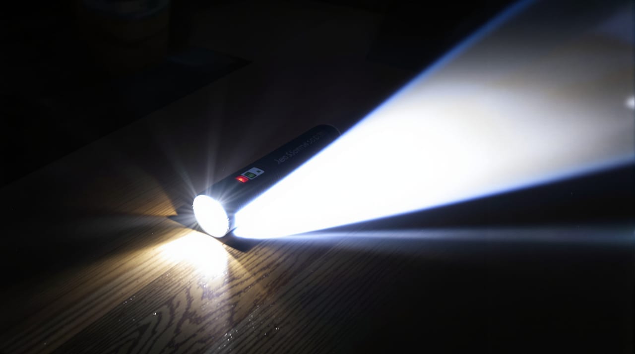 LED-Taschenlampe auf einem Holztisch